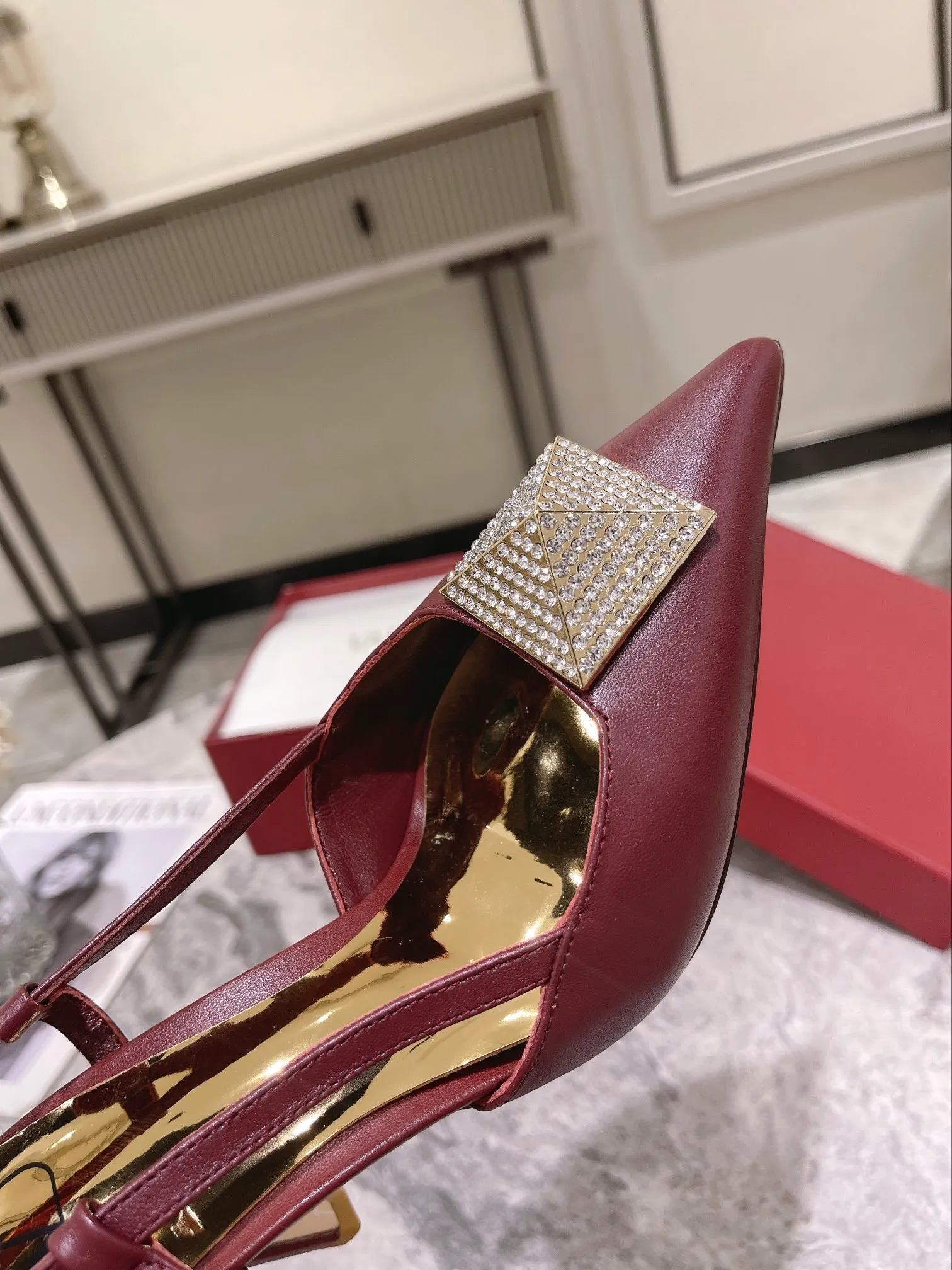 👟👟Ex-factory price 400👟👟 Genuine leather sole +40 Top version 𝑉𝐴𝐿𝐸𝑁𝑇𝐼𝑁𝑂 Valentino new autumn and winter women's back hollow sandals. The unique [pyramid] large rivet hardware [hand-made diamonds] brings out a full sense of high-end, and the new season will live up to expectations! Worth buying ★Imported sheepskin is absolutely high-grade ❥Original method, absolutely sensual ❥Elegant style, creating a different feeling, simple and elegant style!  Code number: 35-41 (34-42 customized) Fabric: Imported sheepskin Lining: Lined sheepskin Heel height: 8cm Leather outsole Rubber outsole